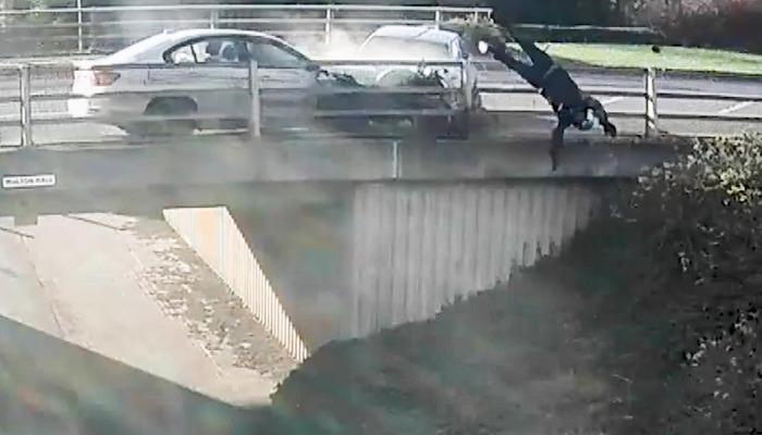 İnanılmaz trafik kavgası!  Motosikletliyi köprüden uçurdu...
