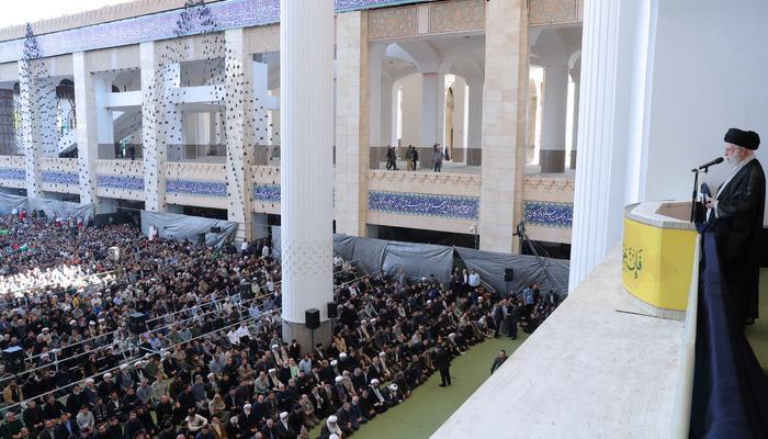 Dünya Hamaney'in bu fotoğrafını konuşuyor: Tüfeğin muhteşem detayı!