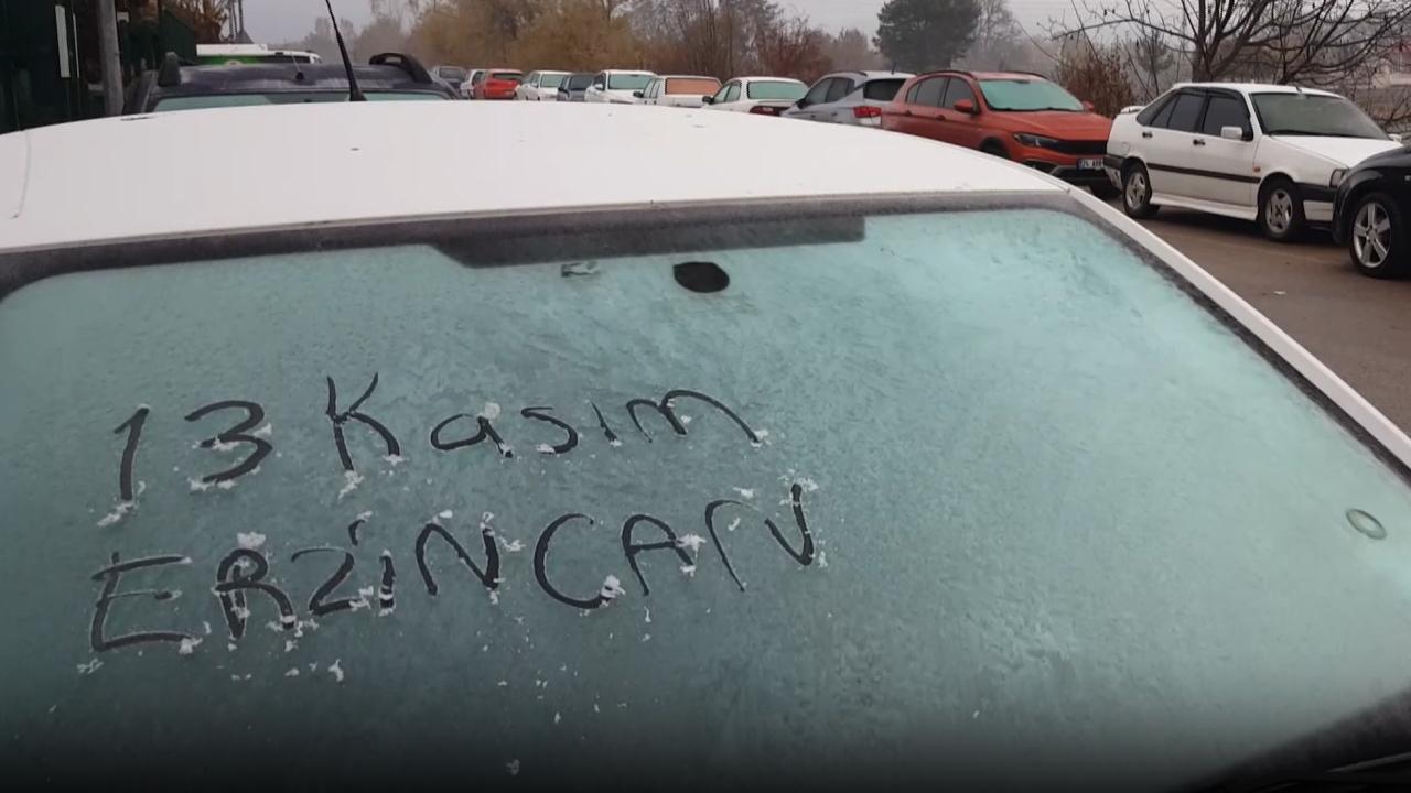 Erzincan'da araç camları dondu