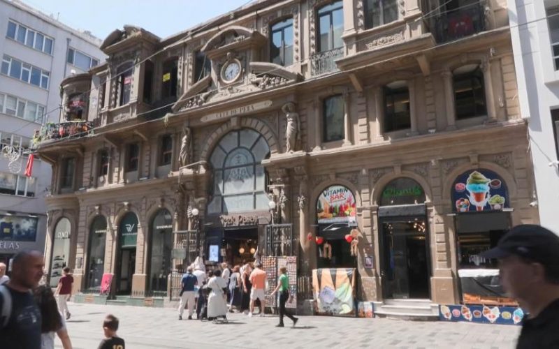 Çiçek Pasajı'nda tartışma yaratan görüntü