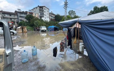 Çadırları su bastı, işçiler zor durumda. Eşyalar, yiyecekler su altında kaldı