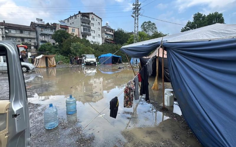 Çadırları su bastı, işçiler zor durumda. Eşyalar, yiyecekler su altında kaldı